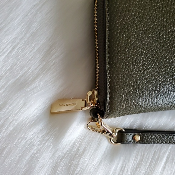 BEAUTIFUL MICHAEL KORS WALLET/WRISTLET - Picture 3 of 7